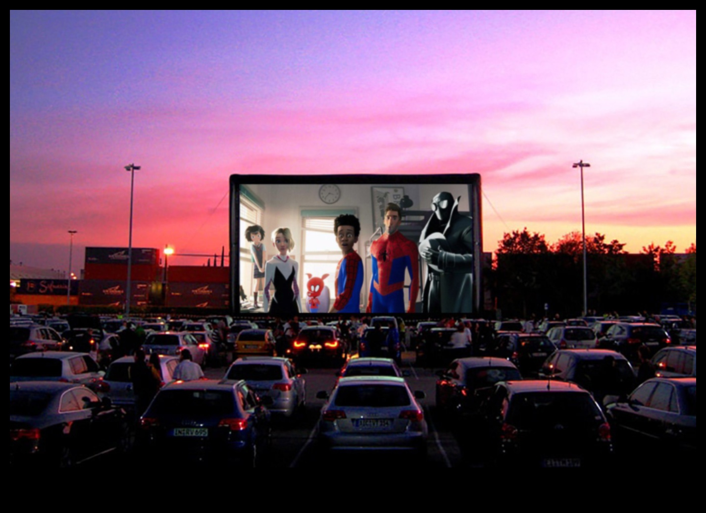 Drive-In Theatre: proiectoare și electronice pentru o experiență cinematografică pe drum